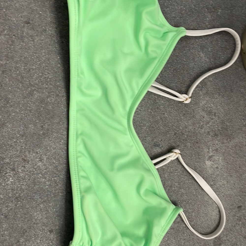Neón green bathing suit top!